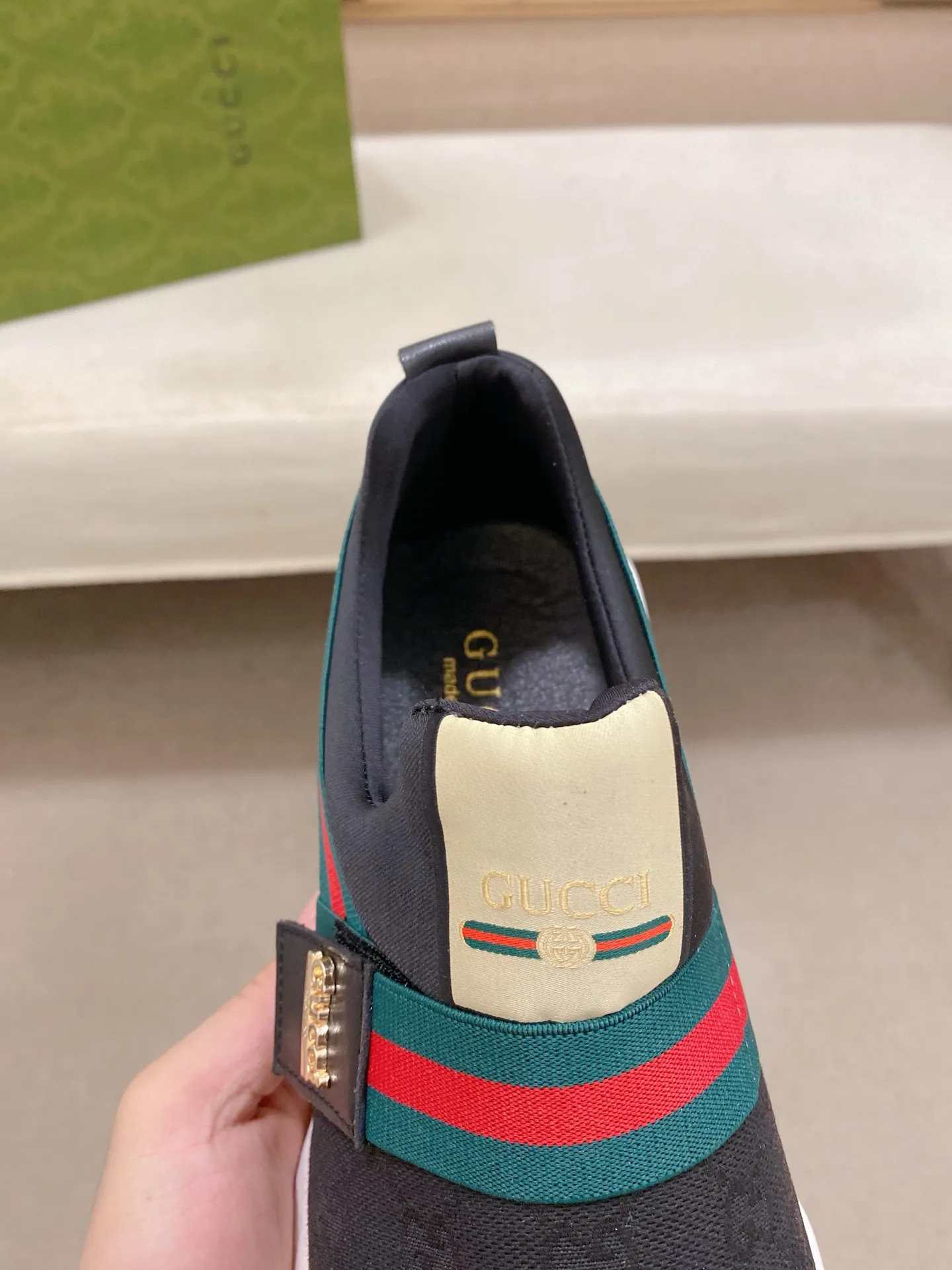 Factory price: 462💰 (GUCCI) The latest 🎁🎁casual and fashionable men's shoes👟 from the official website, hot style 💥 style is simple and elegant, exclusive for trendy men. Unique latest brand elements from the official website 👑original decoration, fashionable and generous, original fabric ✅breathable stretch cloth lining, official website designated wear-resistant casual outsole, classic model taken at the counter in kind🎬38-44 (45 is not returnable and non-refundable)